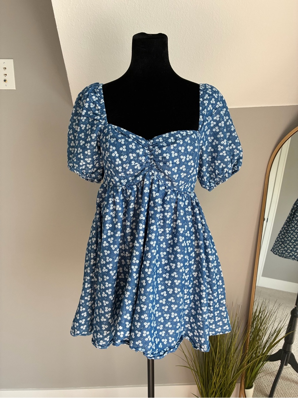 Blue Floral Puff-Sleeve Romper with Sweetheart Neckline